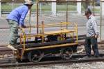 Wozu die Weiche umstellen? Wenn auch nicht einfacher, so geht's  So   doch etwas schneller. Kleinwagen beim Gleiswechseln im Bf. Trang am 25.Oktober 2010.