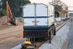 Am 09.Dezember 2023 waren in der Ratchaburi Station das für den 2 gleisigen Ausbau der Southern Line benötigte Zweiwegefahrzeuge RT-001, ein Ford L9000 von AS (AS =Associated Engineering (1964) Co., Ltd.) zu sehen.