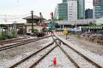Wegen der Bauarbeiten für den westlichen Teil (Thailand Cultural Centre - Bang Khun Non, 13,4 Km) der MRT Orange Line (Yaek Rom Klao - Bang Khun Non, 35,9 Km) mussten in der Thon Buri Station und auch im Depot umfangreiche Änderungen an der Gleisgeometrie vorgenommen werden. - So wurde westlich des Stellwerks, zwischen diesem und der Lokbehandlungsanlage gelegen, eine neue Zufahrt zum Depot errichtet. - Im Bild vom 28.Juni 2025 links vom Stellwerk die neue Zufahrt zum Depot sowie rechts des Stellwerk das provisorische Stationsende.