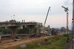 Baustelle für die Brücke der Yantrakitkosol Road über die 323 km lange zweigleisige Neubaumeterspur-Strecke nach Chiang Khong in der Den Chai Station.