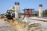 Baustelle für die Brücke der Yantrakitkosol Road über die 323 km lange zweigleisige Neubaumeterspur-Strecke nach Chiang Khong in der Den Chai Station.