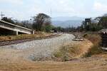 Beginn der 323 km lange zweigleisige Neubaumeterspur-Strecke nach Chiang Khong in der Den Chai Station, links die Rampe zur Brücke der Yantrakitkosol Road.