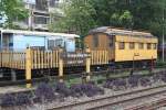 Direkt beim Bahnhof Bang Sue Junction befindet sich dieser aus 2 ausgemusterten Personenwagen und 1 Gterwagen bestehende  LIBRARY TRAIN . Im Bild vom 16.Mrz 2011 erkennt man links den C.G. 131 und rechts einen ehemaligen 1.Kl. Wagen der Metropolitan Amalgamated Birmingham(Baujahr 1912).