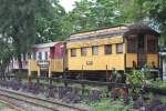 Direkt beim Bahnhof Bang Sue Junction befindet sich dieser aus 2 ausgemusterten Personenwagen und 1 Gterwagen bestehende  LIBRARY TRAIN . Im Bild vom 16.Mrz 2011 erkennt man rechts einen ehemaligen 1.Kl. Wagen der Metropolitan Amalgamated Birmingham(Baujahr 1912), und links einen nummernlosen 4achsigen Pesonenwagen (Hersteller: Magor/USA, Bauj.1944, Fabr.Nr.51109).

