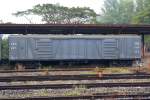 บ.ต.ญ. 25141 (บ.ต.ญ.=B.C.G./Bogie Covered Goods Wagon) an der Verladerampe des Bf. Den Chai am 09.Jän.2010.