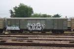 Leider hat der Graffiti-Unfug nun auch Thailand erreicht: บ.ต.ญ.30294 (บ.ต.ญ.=B.C.G./Bogie Covered Goods Wagon) am 12.Jänner 2012 im Bf.