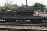 บ.ข.น.21 (บ.ข.น. =B.F.H./Bogie Heavy Flat Wagon, Fuji Car Mfg.Co.Ltd. - Osaka-Japan, Bauj. 1954) beladen mit Militär-LKW am 15.März 2012 im Bf. Nakhon Lampang.

