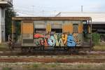 Leider hat dieser Unfug auch in Thailand Einzug gehalten: Mit Graffiti beschmierter พ.ห.15118 (พ.ห.=B.V./Brake Van) am 24.August 2011 im Bf.