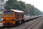 ALS 4123 (Co'Co', de, Alsthom, Bj.1974) wartet am 28.April 2023 mit einem leeren Containertragwagenzug in der Ramathibodi Hospital Station die Vorfahrt des ORD 207 (Hua Lamphong - Nakhon Sawan) ab.
