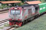 QSY 5229 (Co'Co', de, CRRC Qishuyan, Bj.2022) am 03.Juni 2026 vor dem Freight 843 (Inland Container Depot - Laem Chabang Port) in der Phra Chom Klao Station.