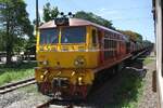 AHK 4208 (Co'Co', de, Krupp, Bj.1980, Fab.Nr. K-5478) mit einem Kesselwagenzug wartet am 02.Juni 2025 in der Tha Lo Station die Kreuzung mit dem RAP 112 (Den Chai - Krung Thep Aphiwat) ab.