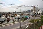 Phahonyothin cargo yard am 30.Mai 2026 vom Stra�en�bergang in der Thanon Kamphaeng Phet aus gesehen.