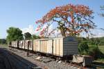 Bauzug, bestehend aus mehreren C.G. s (Covered Goods Wagon), dem L.S.1300 (Low Sided Wagon) und, als erstes Fahrzeug, dem บ.ต.ญ.736 (บ.ต.ญ.=B.C.G./Bogie Covered Goods Wagon)am 19.Mai 2018 in der Ban Dan Station.