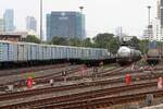 Ordnung muss sein. Offensichtlich werden im Phahonyothin cargo yard die Gleise nach Fahrzeuggattung belegt. Von links nach rechts: บ.ต.ญ.=B.C.G./Bogie Covered Goods Wagon, บทต = B.C.F./Bogie Container Flat Wagon, บ.ข.น. =B.F.H./Bogie Heavy Flat Wagon und บ.ท.ค. =B.O.T./Bogie Oil Tank Wagon. - Bild vom 30.Mai 2026.