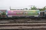 Güterwagen mit Totalwerbung: บ.ซ.ล.444357 (บ.ซ.ล.