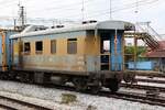 บ.พ.ห.50009 (บ.พ.ห.= B.B.V./Bogie Brake Van) am 07.Dezember 2023 als letztes Fahrzeug des Freight 777 (Bang Sue - Hat Yai) in der Surat Thani Station.