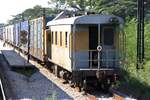 บ.พ.ห.500?? (บ.พ.ห.= B.B.V./Bogie Brake Van) am 08.Dezember 2023 als letztes Fahrzeug eines Containerzuges in der Ban Krut Station.