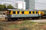 Mit dem บ.พ.ห.50022 (บ.พ.ห.= B.B.V./Bogie Brake Van) gibt es nun die dritte Bauart von Bogie Brake Van bei den SRT. - Wurde bei den B.B.V. 510xx der Kasten eines B.V. auf das Untergestell eines B.O.T. gesetzt so sind es beim บ.พ.ห.50022 zwei B.V.-Wagenkasten auf einem (vermutlich) B.C.F.-Untergestell. - Das Bild vom am 22.Februar 2026 zeigt den บ.พ.ห.50022 als letztes Fahrzeug des Freight 2133 von Mae Nam in der Bang Sue Junction.