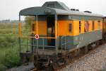 บ.พ.ห.50019 (บ.พ.ห.= B.B.V./Bogie Brake Van) am Schlu des Zug 636 am 13.Mrz 2012 im Bf. Huai Ket 