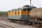 บ.พ.ห.50020 (บ.พ.ห.= B.B.V./Bogie Brake Van) am Schlu des Zug 645 am 15.Mrz 2012 im Bf. Phitsanulok.