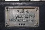 Fahrzeugnummernschild des พ.ห.15175 (พ.ห.=B.V./Brake Van) am 19.März 2011 in der  Thailand Railway Hall of Fame , besser bekannt als  Rail Museum Bangkok . Das Jahr der Instandnahme bei den SRT ist in buddistischer Zeitrechnung angegeben, also unsere Zeitrchnung plus 543 Jahre.