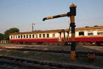 Wasserkran in der Ayutthaya Station. - Im Hintergrund der บชท. 107 (บชท. =BSC./Bogie Second Class), Baujahr 1957, Kinki Sharyo/Japan, als letztes Fahrzeug des RAP 136 (Ubon Ratchathani - Krung Thep Aphiwat). - Bild ...