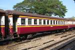 บชท. 84 (บชท. =BSC./Bogie Second Class, Kinki Sharyo - Japan, Baujahr 1957) eingereiht im Exp 83/84 (Krung Thep Aphiwat - Trang - Krung Thep Aphiwat) am 16.Jänner 2026 in der Trang Station.