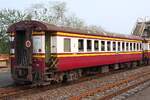บชท. 80 (บชท. =BSC./Bogie Second Class, Baujahr 1957, Kinki Sharyo/Japan) als letztes Fahrzeug des RAP 135  (Krung Thep Aphiwat - Ubon Ratchathani) am 20.April 2026 in der Chiang Rak Station.
