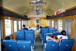 Innenansicht des 2.Kl. Abteils des บสส.33 (บสส.=BST./Bogie Second & Third Class Carriage). Aufgenommen am 15.Juni 2011 im Bf. Samrong Thap.