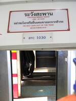 Vorsicht! Brücke voraus - Nein, damit wird nicht vor Eisenbahn- oder Strassenbrücken gewarnt sondern auf die Stolpergefahrt durch die erhöhte Übergangsbrücke zum nächsten