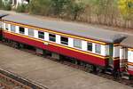 บชส. 502 (บชส. =BTC./Bogie Third Class Carriage) am 26.März 2024 eingereiht im, aus der Chiang Rak Station ausfahrendem ORD 208 (Nakhon Sawan - Hua Lamphong).