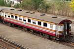 บชส. 1023 (บชส. =BTC./Bogie Third Class Carriage) am 26.März 2024 als letztes Fahrzeug des, aus der Chiang Rak Station ausfahrendem ORD 208 (Nakhon Sawan - Hua Lamphong).