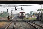 Sonderzug 902 (Ayutthaya - Hua Lamphong) mit dem บชส. 1121 (บชส. =BTC./Bogie Third Class Carriage) als letztes Fahrzeug am 26.März 2024 kurz nach der Ayutthaya Station.