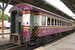 บชส. 326 (บชส = BTC/Bogie Third Class Carriage) am 27.Juni 2025 in der Chachoengsao Station.