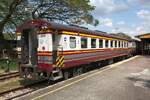 บชส. 1144 (บชส. =BTC./Bogie Third Class Carriage) als letztes Fahrzeug RAP 168 nach Krung Thep Aphiwat in der Kantang Station. - Die Wagen บชส. 1133 - 1155 wurden 1972-1973 im Makkasan Workshop gebaut.