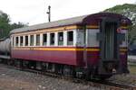 บชส. 310 (บชส. =BTC./Bogie Third Class Carriage) am 26.Februar 2026 als letztes Fahrzeug des Freight 641 (Kaeng Khoi - Chiang Mai) bei der Einfahrt in die Den Chai Station.