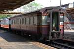 บชส. 277 (บชส. =BTC./Bogie Third Class Carriage) als letztes Fahrzeug des LOC 489 nach Khiri Ratthanikhom am 20.M�rz 2026 in der Surat Thani Station.