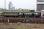 บชส. 444 (บชส. =BTC./Bogie Third Class Carriage, 1991 umgebaut aus BNS. 4-6, Nippon Sharyo - Japan, Baujahr 1947)  und บพห. 1111 (บพห.=BFV./Bogie Full Van) am 30.Mai 2026 im Phahonyothin cargo yard.
