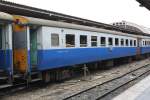 บชส.1048 (บชส. =BTC./Bogie Third Class Carriage) eingereiht im RAP 171 nach Sungai Kolok am 18.März 2011 im Bf. Hua Lamphong.

