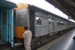 บชส. 613 (บชส = BTC/Bogie Third Class Carriage) am 16.Mrz 2011 im Bf. Hua Lamphong. Die Wagen บชส. 601-621 wurden 1995 von der australischen Queensland Railway erworben.
