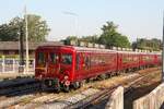 บจพ.ป.431 (บจพ.ป.=ARS./Air-Conditioned Reserved Saloon) am 06.Dezember 2025 als letztes Fahrzeug des aus der Bang Sue Junction fahrenden ROYAL BLOSSOM Excursion 923 (Hua Lamphong - Kaeng Sue Ten).