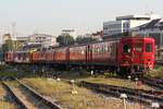 ROYAL BLOSSOM Excursion 923 (Hua Lamphong - Kaeng Sue Ten) mit dem บจพ.ป.431 (บจพ.ป.=ARS./Air-Conditioned Reserved Saloon) als letztes Fahrzeug fährt am 07.Dezember 2025 aus der Hua Lamphong Station.