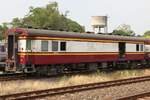 บทพ. 5 (บทพ. =BVS./Bogie Van & Second Class) als letztes Fahrzeug des ORD 211 (Hua Lamphong - Taphan Hin) am 26.März 2024 in der Ban Phachi Junction.