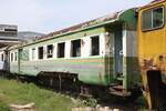 Auch wenn der บสพ. 57 (บสพ. =BTV./Bogie Third Class & Van, Baujahr 1957, Fuji/Japan) nur äußerlich aufgearbeitet wird, so wartet hier noch jede Menge Arbeit. - Bild vom 16.Mai 2025 in der Songkhla Station.