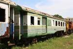 Auch wenn der บสพ. 57 (บสพ. =BTV./Bogie Third Class & Van, Baujahr 1957, Fuji/Japan) nur äußerlich aufgearbeitet wird, so wartet hier noch jede Menge Arbeit. - Bild vom 16.Mai 2025 in der Songkhla Station.