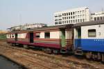 Bereits im neuen Farbschema präsendiert sich der บพห.1015 (บพห.=BFV./Bogie Full Van) am 14.März 2011 im Bf.