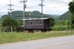 Weit abseits aller Gleise steht der ชส.27 (ชส = TC./Third Class Carriage) nahe der Ortschaft Nong Nam Daeng.