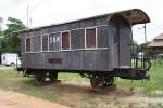 Weit abseits aller Gleise steht der ชส.27 (ชส = TC./Third Class Carriage) nahe der Ortschaft Nong Nam Daeng.
