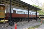 Als Veranstaltungsraum wird der ehemalige SRT บทช. 3 (บทช.=BAC./Bogie All Class Carriage, Hersteller: Cravens Railway Carriage & Wagon Company/Sheffield, Bauj. 1922) im Royal Train Garden Resort bei Chiang Mai verwendet. Bild vom 22.März 2023.