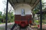 Als Veranstaltungsraum wird der ehemalige SRT บทช. 3 (บทช.=BAC./Bogie All Class Carriage, Hersteller: Cravens Railway Carriage & Wagon Company/Sheffield, Bauj. 1922) im Royal Train Garden Resort bei Chiang Mai verwendet. Bild vom 22.März 2023.